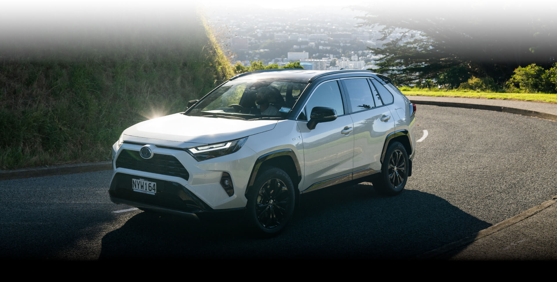 RAV4-XSE-Hybrid-1920x972